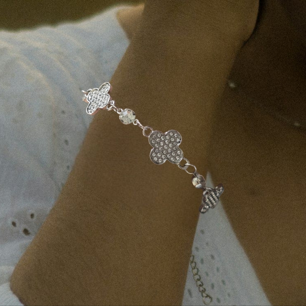Elegant Silver Bracelet with Clover Design‎